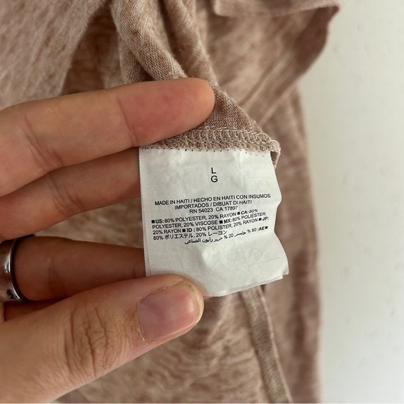 🦋 Old Navy Light Brown Cream Turtleneck Top Lightweight Casual Neutral Blouse - Picture 3 of 6